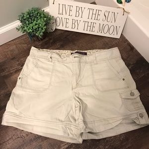 Gloria Vanderbilt light khaki color cotton shorts